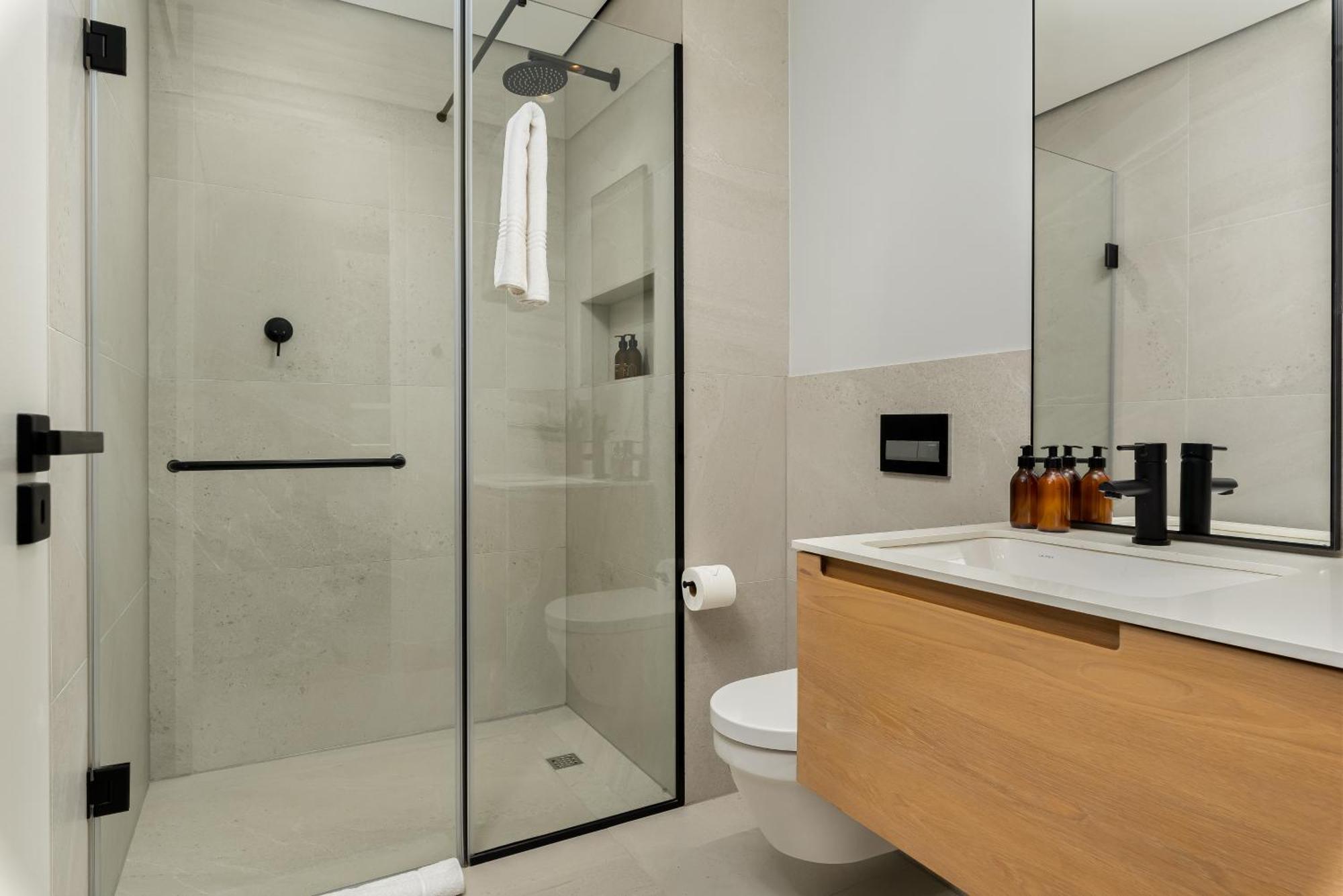 169 On Main Luxury Apartment