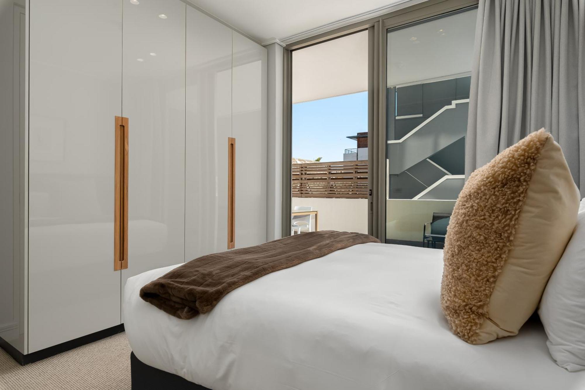 169 On Main Luxury Apartment *